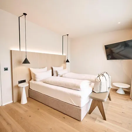 Nouri Hotel